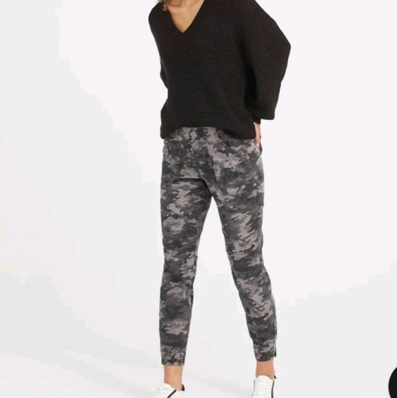 Spanx Stretch Twill Cargo Jogger - Picture 5 of 7
